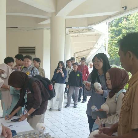 Ditmawa IPB University Kembali Bagikan Buah dan Susu Gratis untuk Mahasiswa